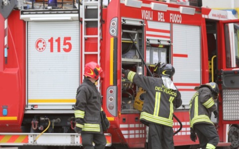 Esplode la powerbank, scoppia un incendio: due ustionati