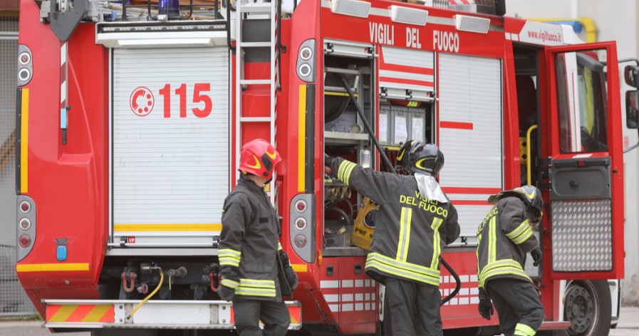 Esplode la powerbank, scoppia un incendio: due ustionati