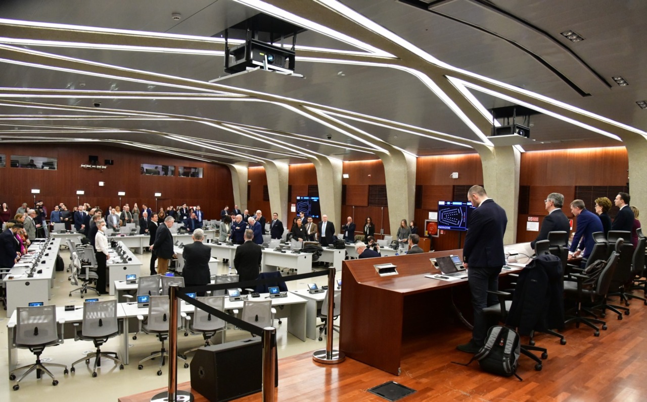 La prima seduta del 2026 si apre nel ricordo delle vittime di Crans Montana