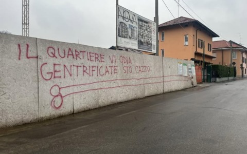 Graffiti sull’area cantiere: “Gentrificate sto c…”