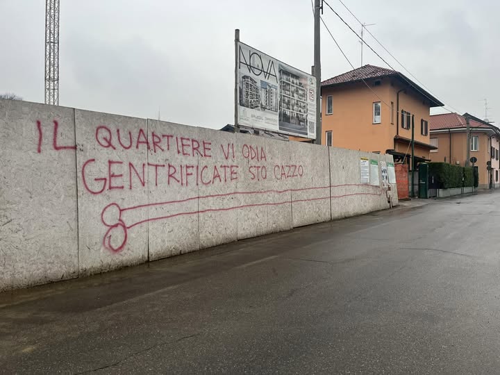 Graffiti sull’area cantiere: “Gentrificate sto c…”