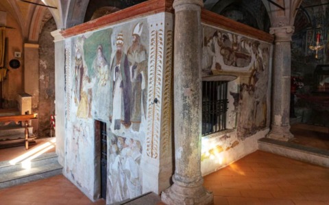 Apre il sacello dell’eremo di Santa Maria del Sasso
