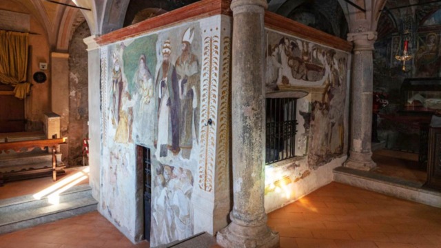 Apre il sacello dell’eremo di Santa Maria del Sasso
