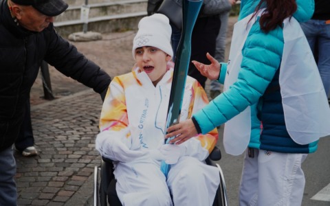 La fiamma olimpica ad Arona: la storia di Leonardo, primo tedoforo