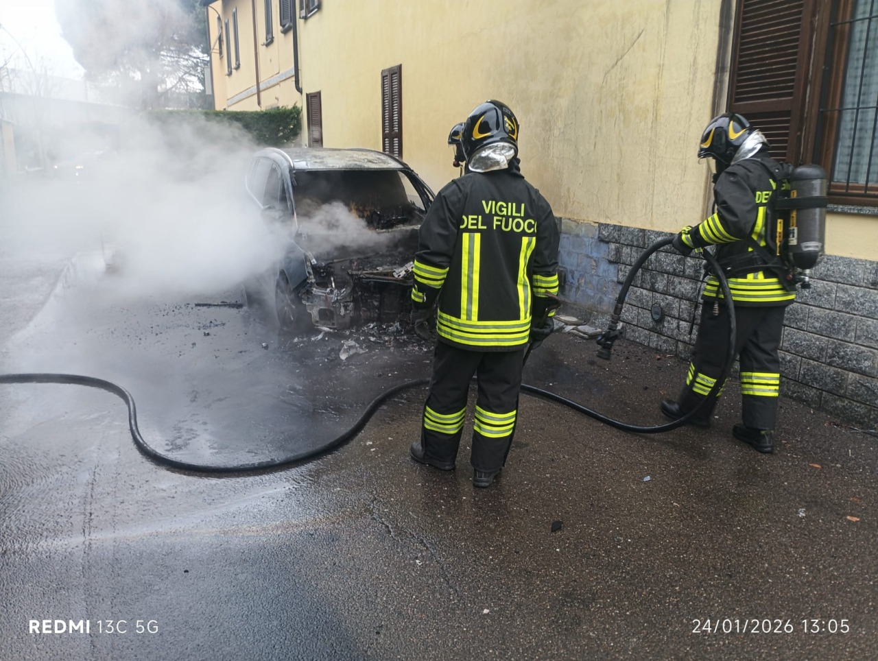 Incendio, un’auto avvolta dalle fiamme