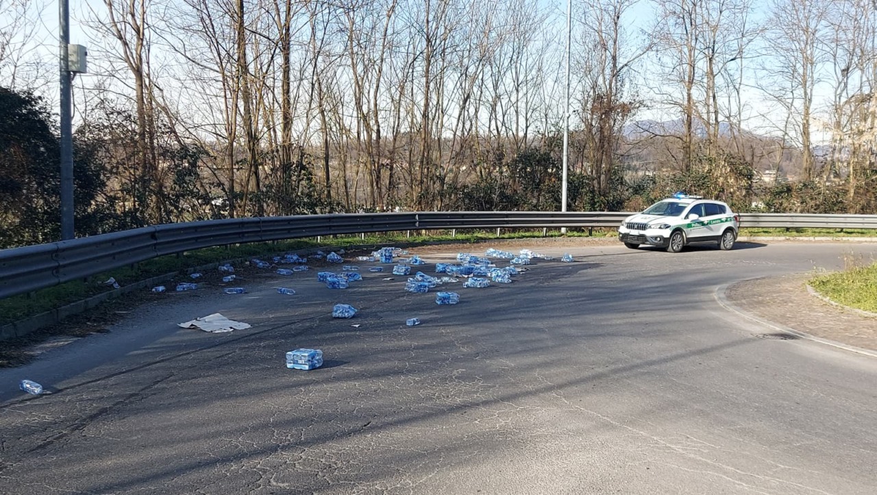 Camion perde il carico d’acqua, rotonda “invasa” dalle bottiglie