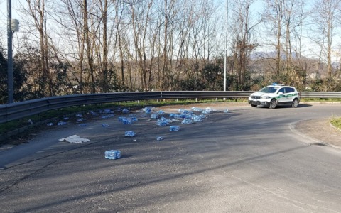 Camion perde il carico d’acqua, rotonda “invasa” dalle bottiglie