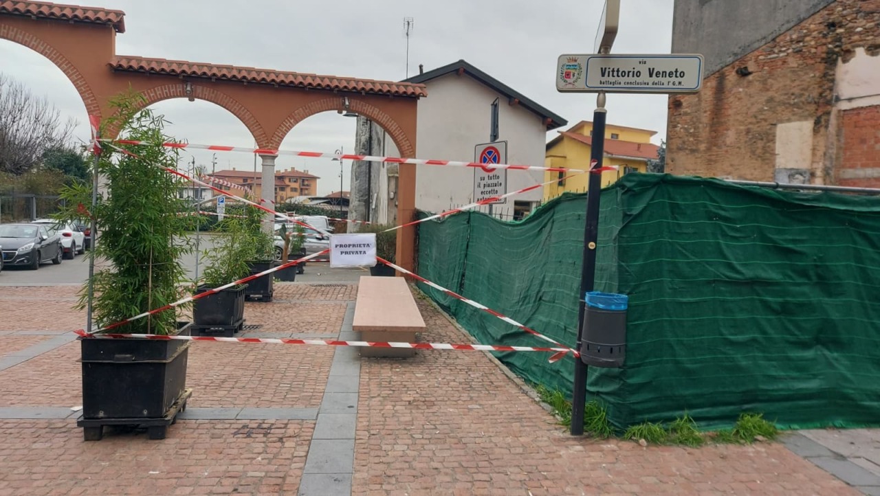 Panchina e parcheggio recintati in piazza: “Sono nella mia proprietà”