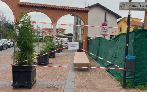 Panchina e parcheggio recintati in piazza: “Sono nella mia proprietà”