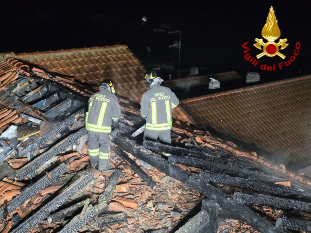 In fiamme il tetto di un’abitazione: sul posto i Vigili del fuoco