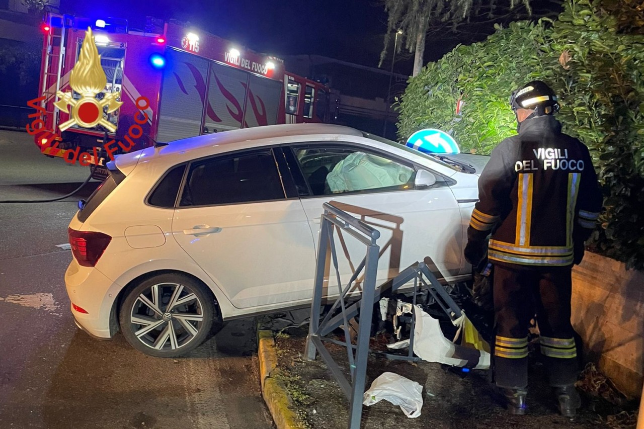 Schianto contro muretto, un ferito