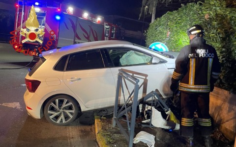 Schianto contro muretto, un ferito