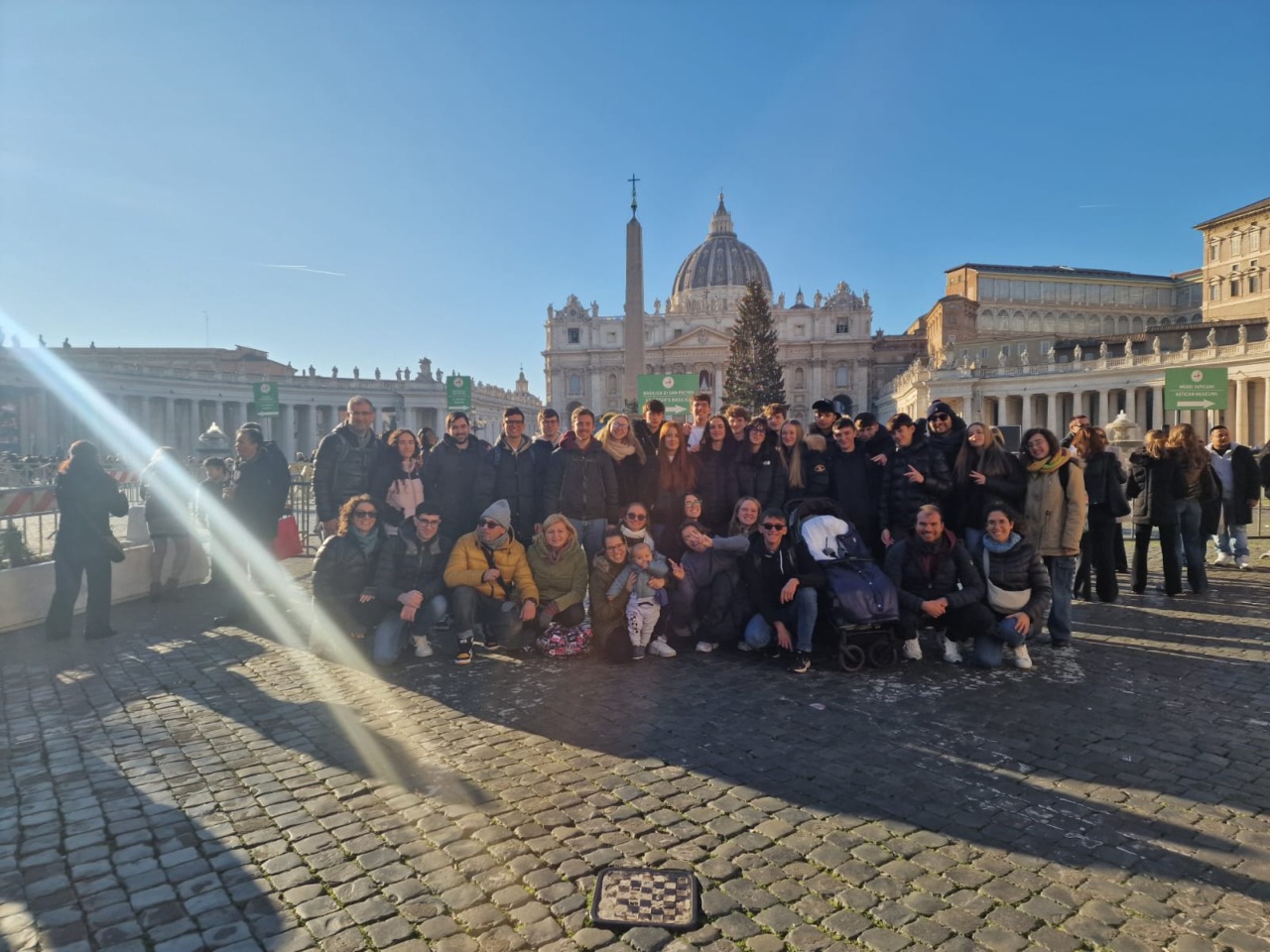 Il Papa saluta i ragazzi dell’oratorio durante l’Angelus