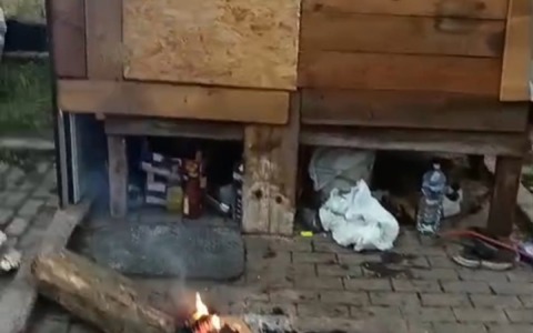 Senzatetto minaccia i residenti: la Lega attacca, la sindaca risponde