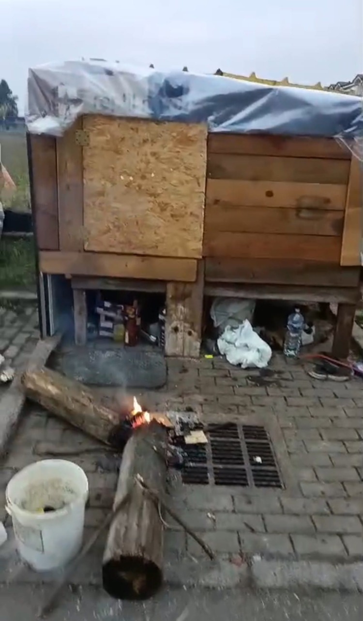 Senzatetto minaccia i residenti: la Lega attacca, la sindaca risponde