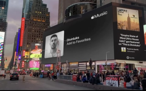 Il dj Divinluks sui maxischermi  di Times Square grazie al suo remix afro house