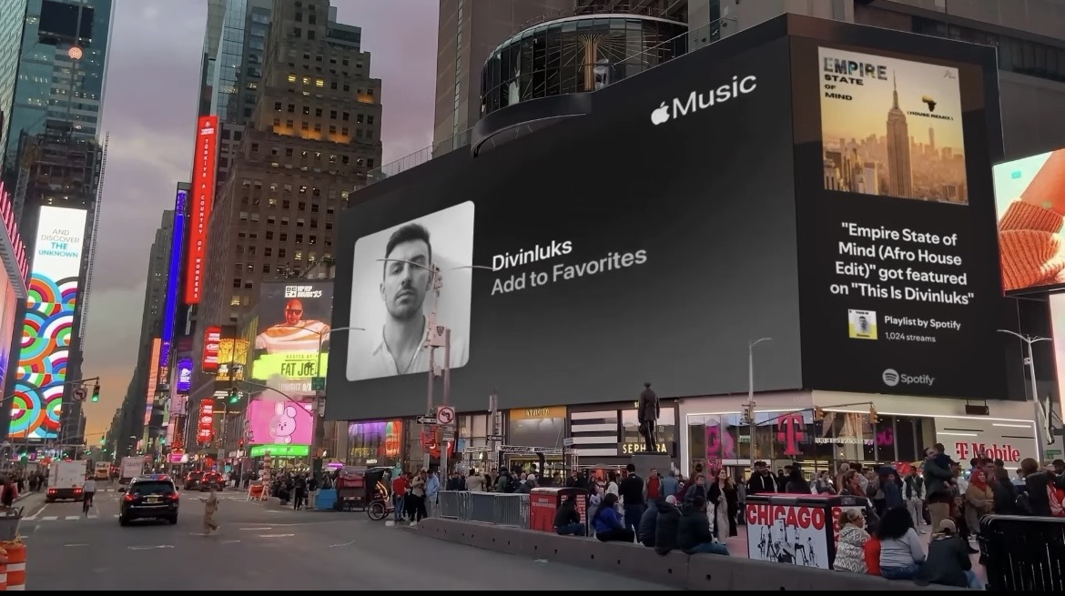 Il dj Divinluks sui maxischermi  di Times Square grazie al suo remix afro house