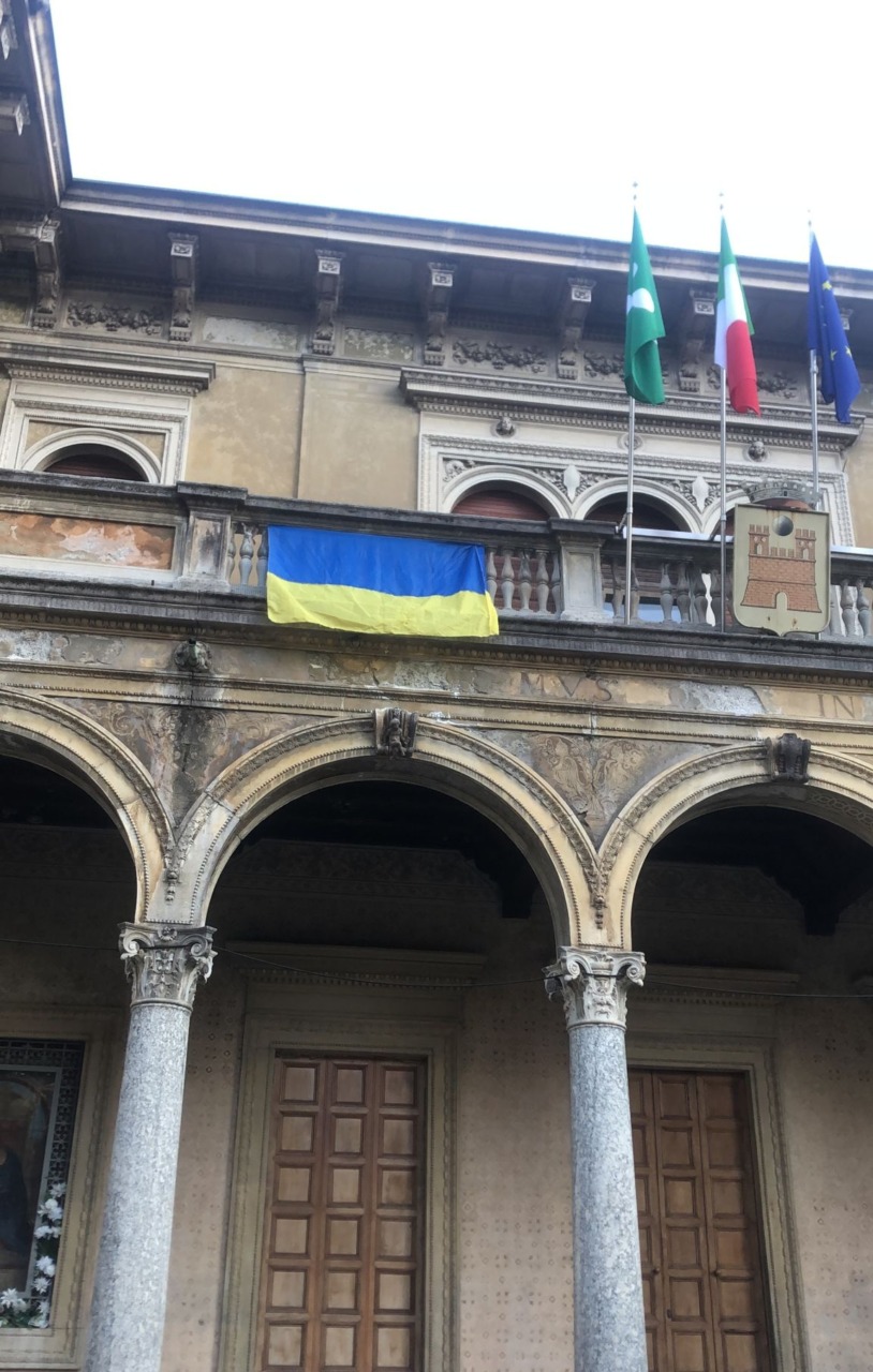 Bandiera Ucraina esposta in comune a 4 anni dall’inizio della guerra