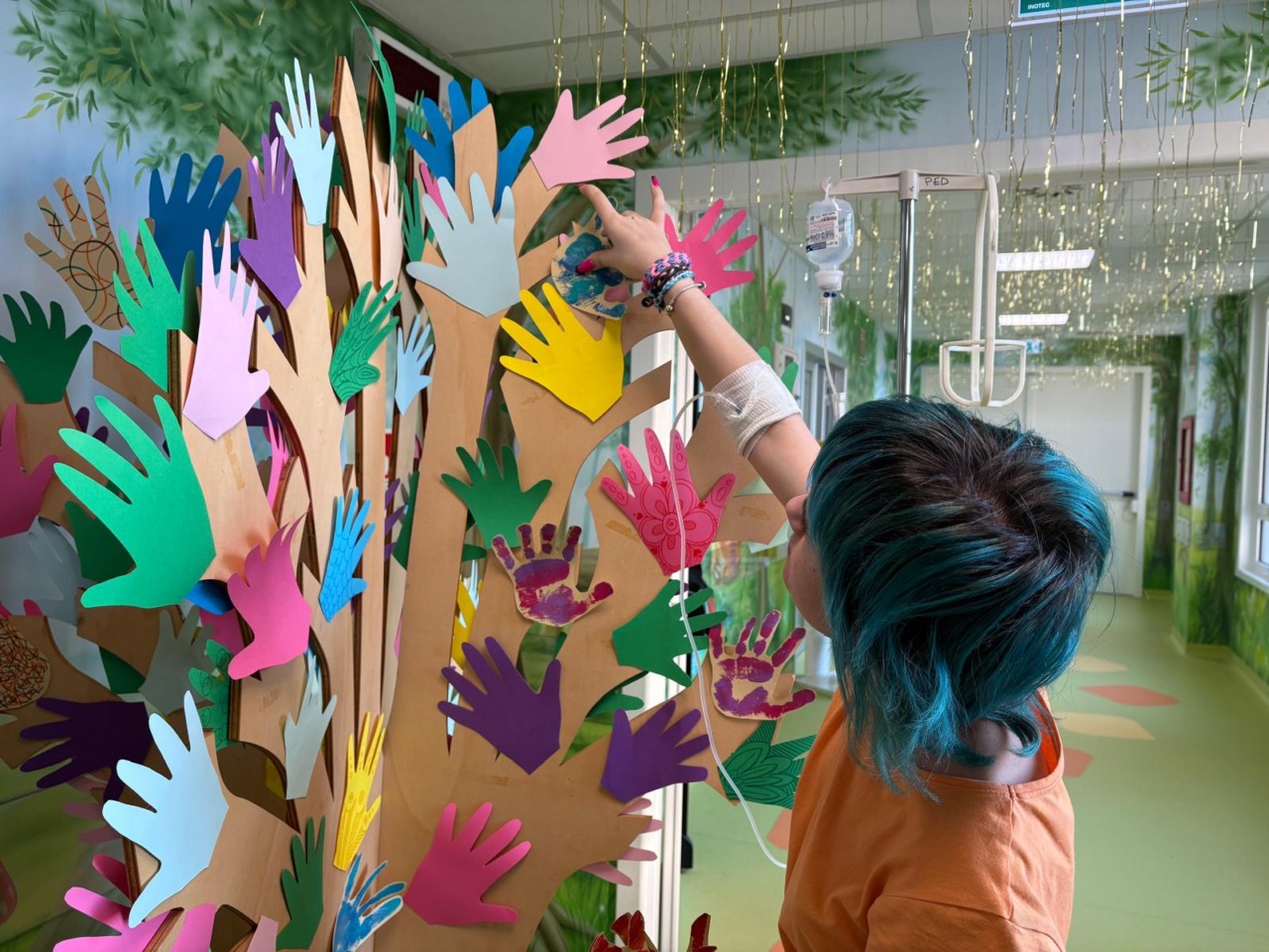 Le impronte dei bambini affetti dal cancro pronte a colorare il reparto di Neuropsichiatria