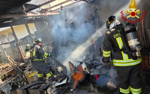 Incendio in un box: intervengono i Vigili del fuoco