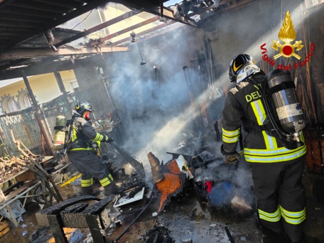 Incendio in un box: intervengono i Vigili del fuoco