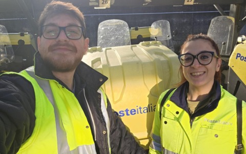 Storia d’amore di due portalettere, Lucia e Stefano si sono conosciuti e innamorati in Poste: “Il lavoro come collante”