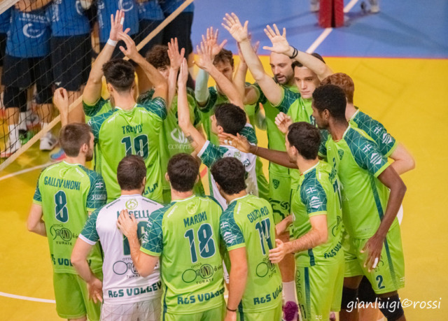 R&S Mozzate stende Limbiate e vola a – 5 dalla vetta