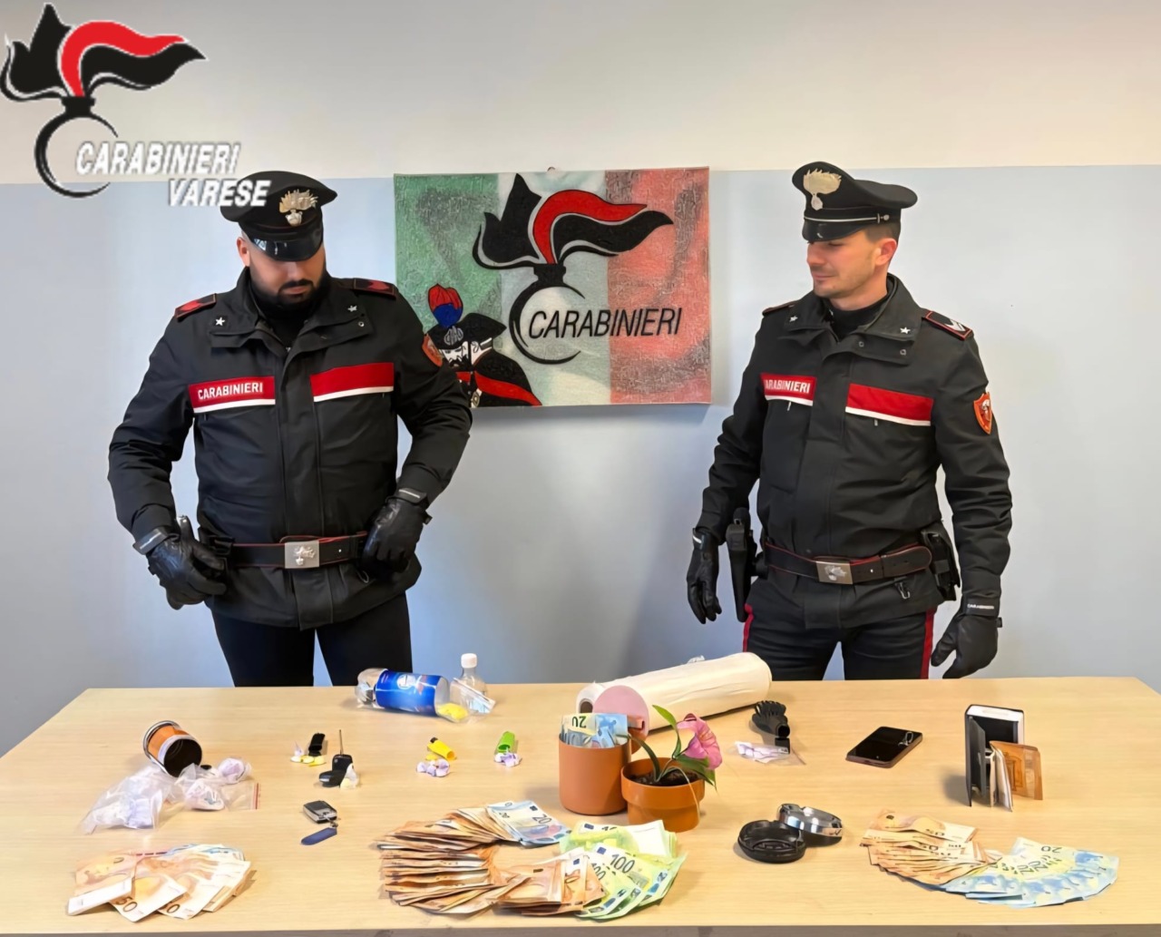 Droga nella spazzola, nell’accendino e nelle bombolette: arrestato spacciatore