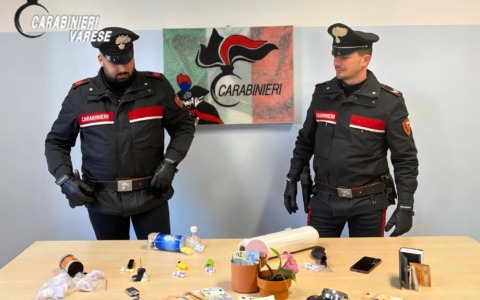 Droga nella spazzola, nell’accendino e nelle bombolette: arrestato spacciatore