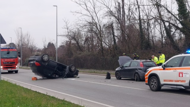 Incidente in Varesina, auto ribaltata