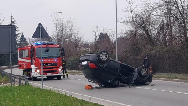 tradate auto ribaltata varesina