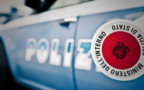 Ai domiciliari con un permesso orario di uscita, esce di casa e spaccia, arrestato insieme all’amico