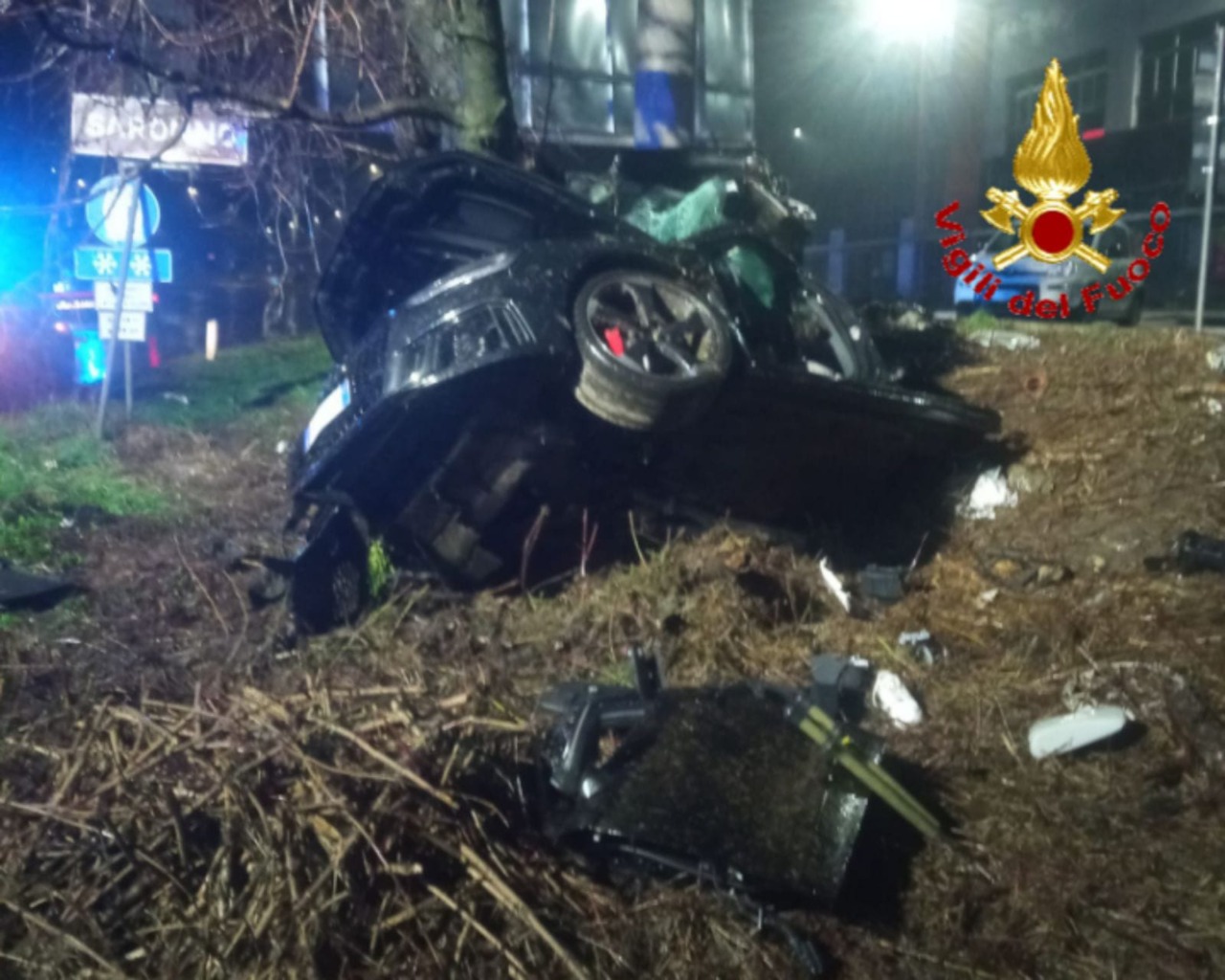 Schianto fatale nella notte: morti due ragazzi di 22 e 24 anni