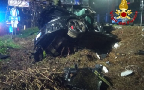 Schianto fatale nella notte: morti due ragazzi di 22 e 24 anni