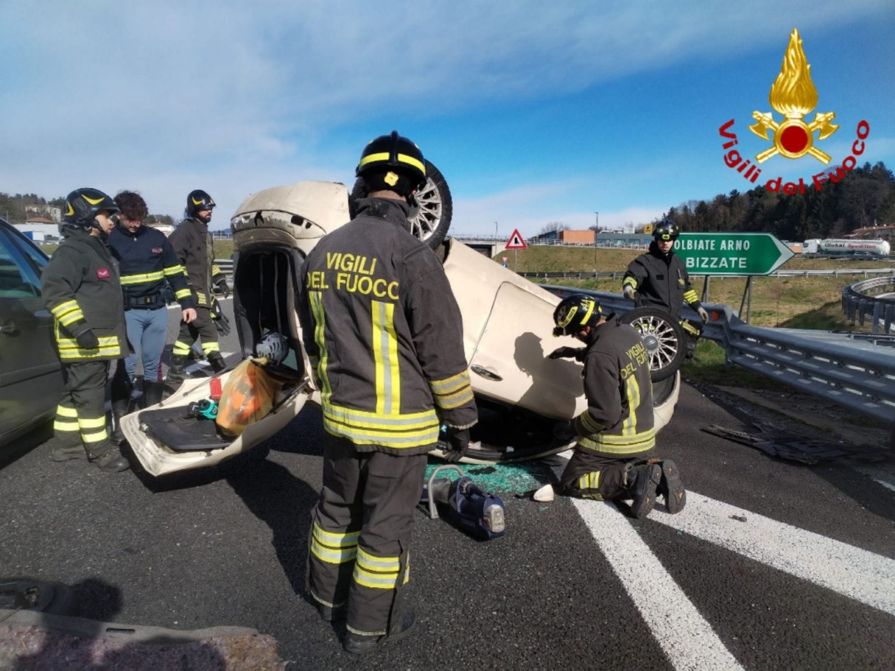 Incidente allo svincolo autostradale: un’auto si ribalta