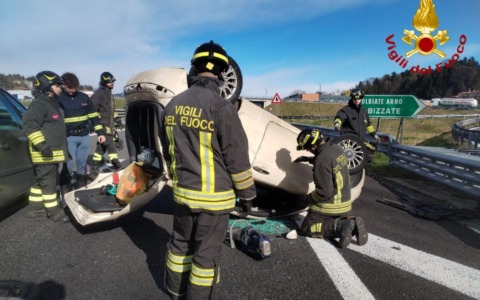 Incidente allo svincolo autostradale: un’auto si ribalta