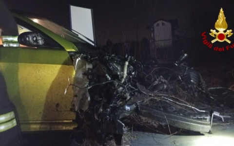 Perde il controllo dell’auto e finisce contro un palo