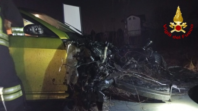 Perde il controllo dell’auto e finisce contro un palo