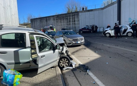 Inseguimento e frontale al sottopasso: una donna in ospedale