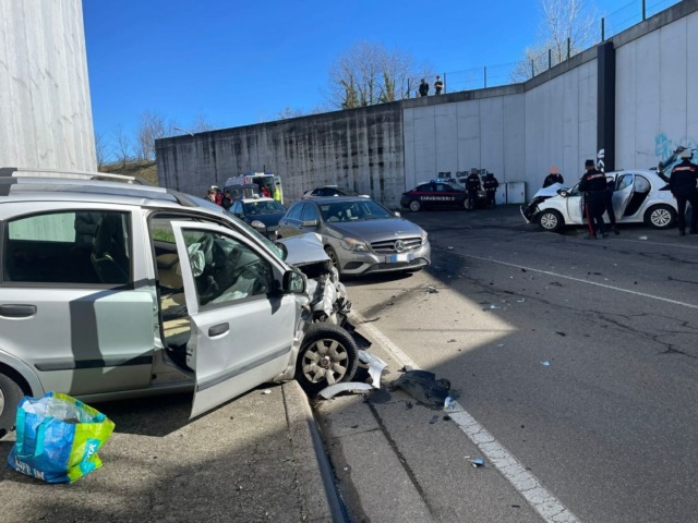 Inseguimento e frontale al sottopasso: una donna in ospedale