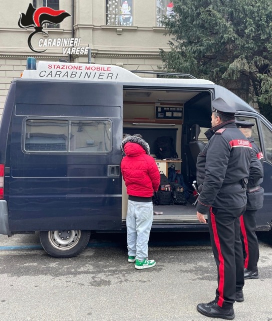 Controlli dei carabinieri nel centro di Varese