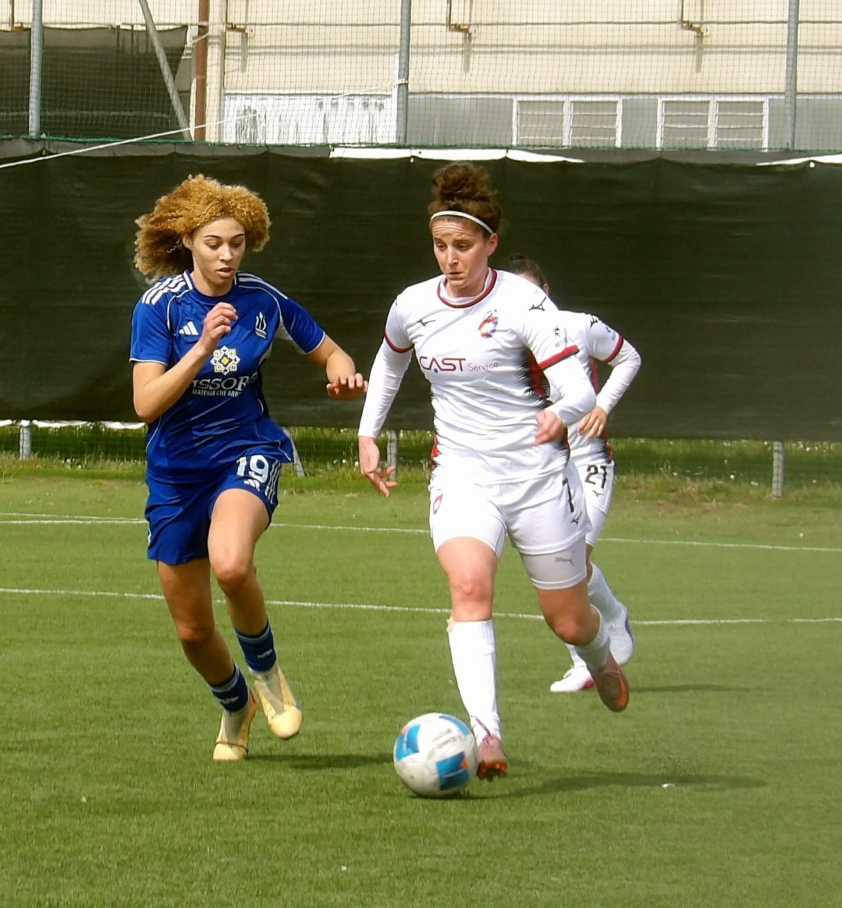 Crolla a terra durante la partita: giocatrice della Caronnese finisce in ospedale