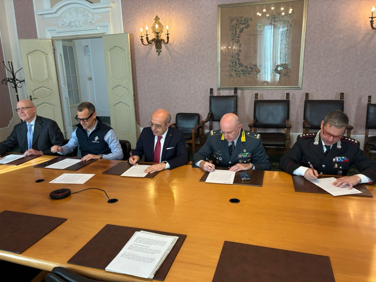 Forniti alle Forze dell’ordine i primi defibrillatori salvavita