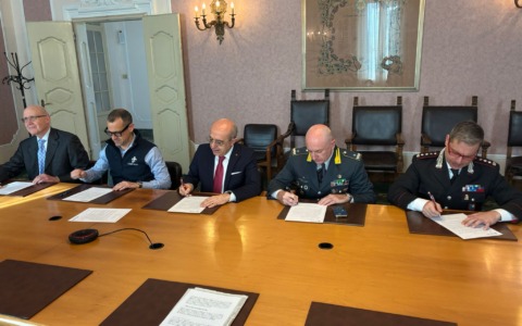 Forniti alle Forze dell’ordine i primi defibrillatori salvavita