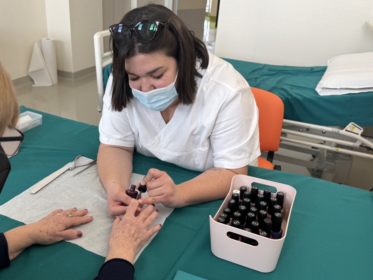 “Mani in cura”: un momento di benessere durante la chemioterapia