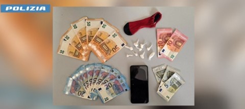 Sorpreso a vendere cocaina, finisce in manette
