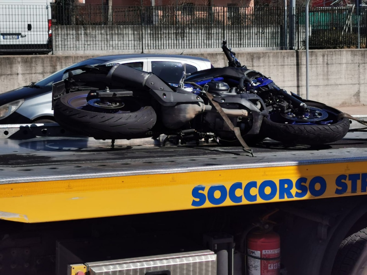 Incidente fra auto e moto: 23enne finisce in ospedale