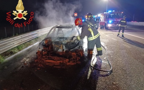 Auto in fiamme lungo l’autostrada A9