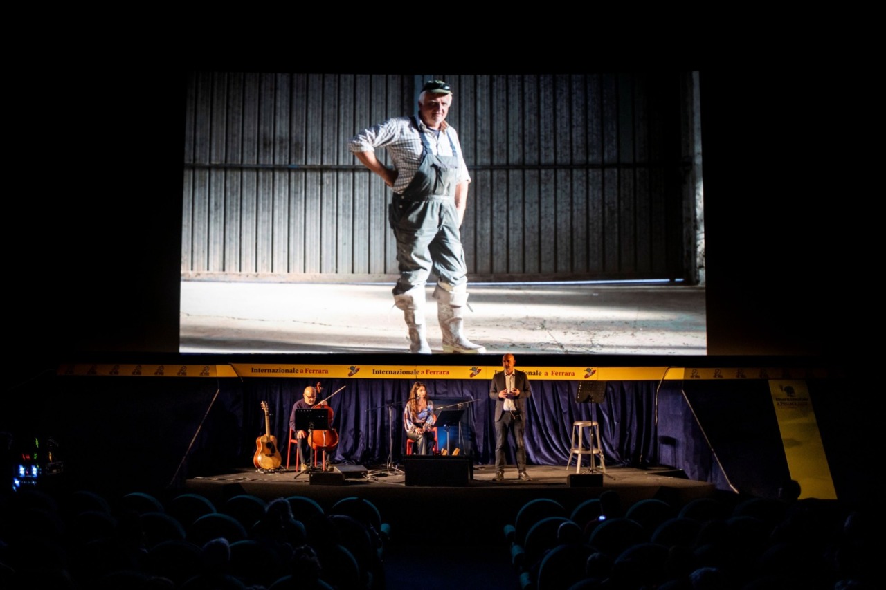 “Penuria Padana”: il monologo giornalistico arriva nel varesotto