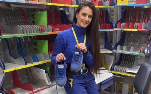 Le scarpe dei postini diventano mattonelle per i parchi gioco